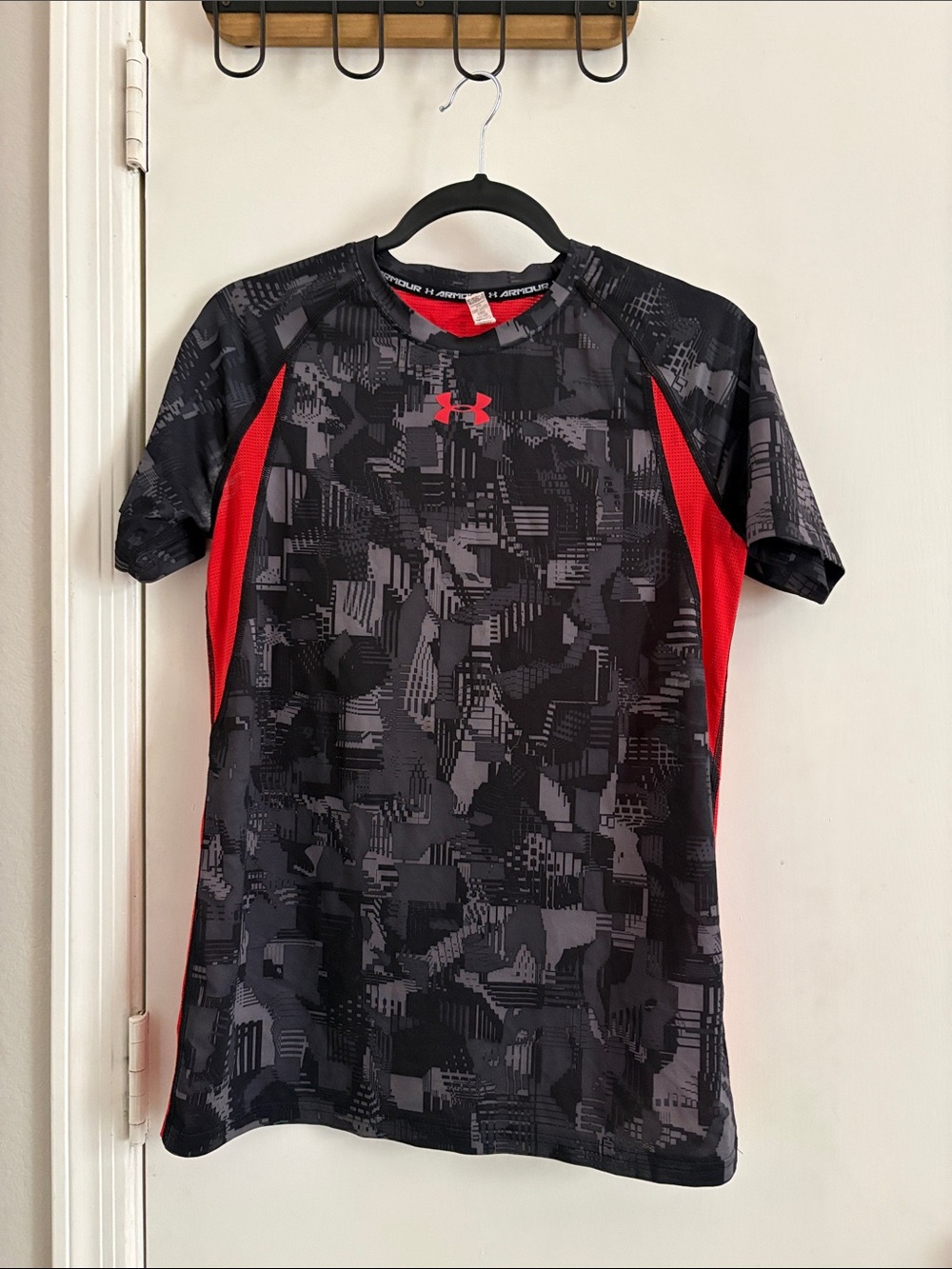 Youth Under Armour Black & Red Tech Camo Workout Tee size YXL